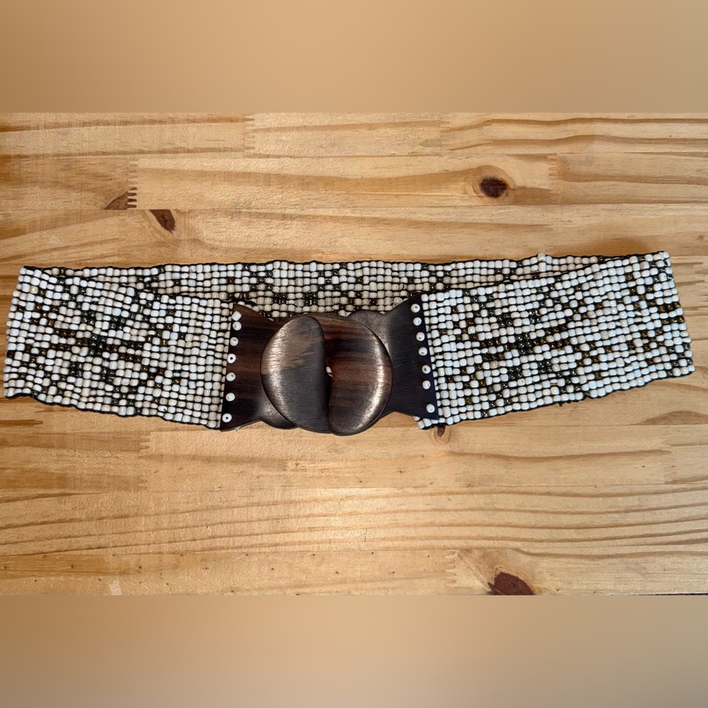 Stretch beaded belt with wooden buckle clasp | fits size M/L